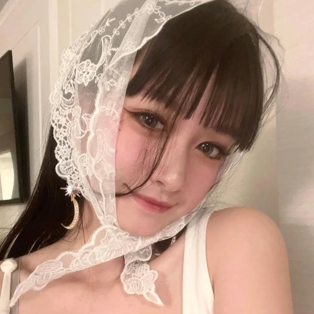 霓虹灯下的圣教士